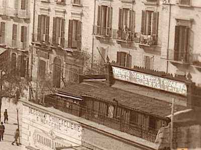 ...occupata fino alla met� del 900 dalla struttura in legno dello studio fotografico di Tommaso Guerra